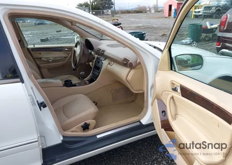 2002 Mercedes-Benz C 240 z USA, uszkodzony, nr VIN WDBRF61J82F243294